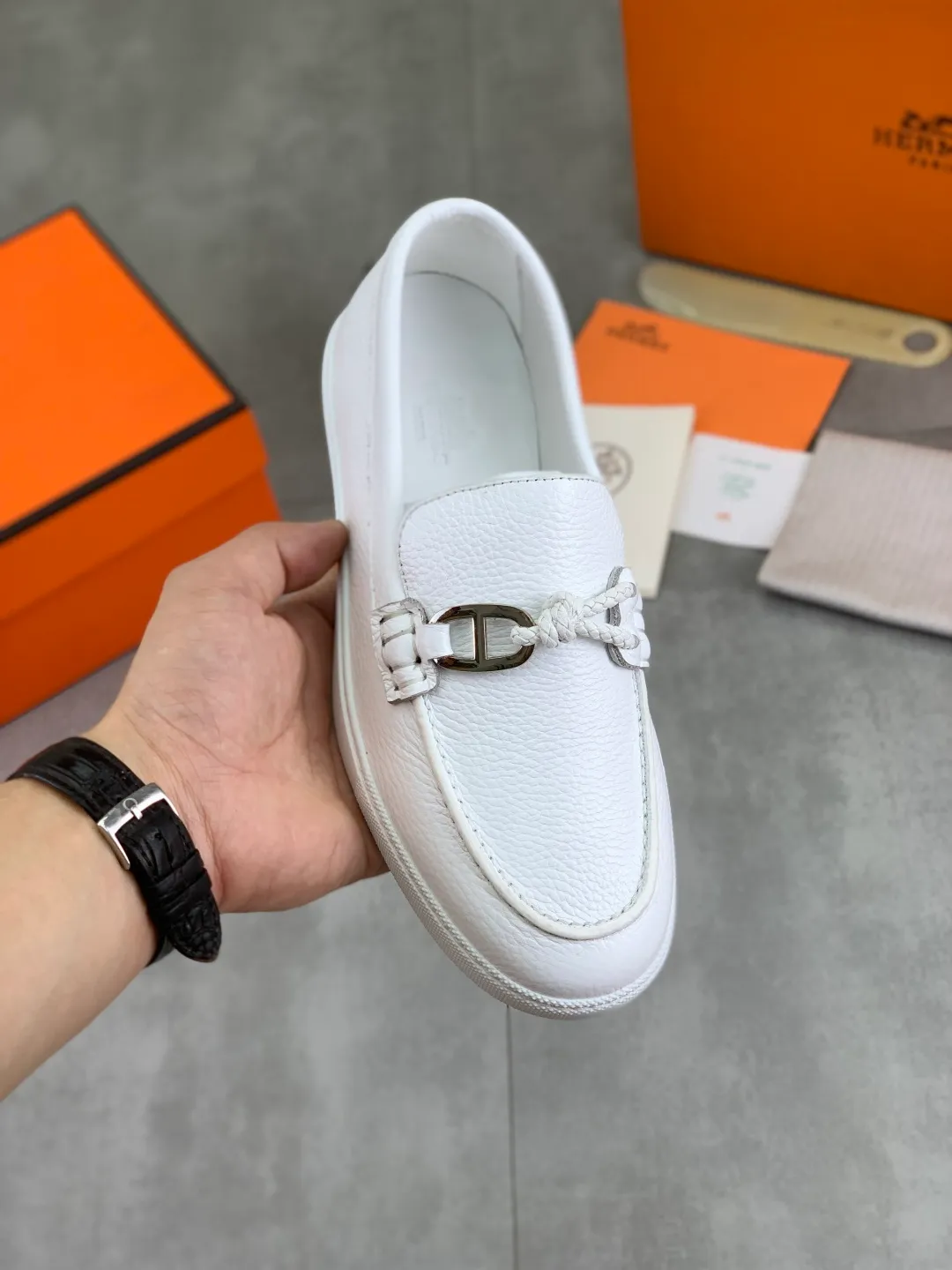 Factory price P600, new model, top version, original order, Hermes men's Drift Sneaker, new summer casual sports shoes, original purchase, development, production, H family men's classic series, technical breathable fabrics with cowhide, casual sports shoes, casual sports dad shoes, combined with high-tech breathable materials and cowhide, H family exclusive button decoration on the side. The outsole is full of H italic design and bright colors to show vitality and continue the brand design inspiration. Stroll around the city lightly and feel free and comfortable. Delivered in exquisite packaging🛍📦 ▪️Fabric: original customized breathable material + first layer of frosted cowhide ▪️Inner: cowhide feet ▪️Outsole: molded and evacuated PU+TPU material ▪️Size: 35-45 Multiple colors available Premium packaging